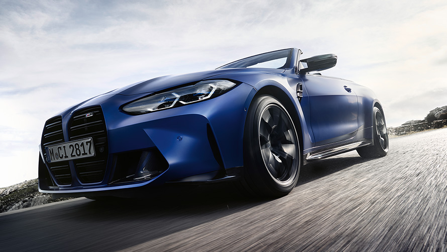 BMW M4 Competition Cabrio jossa M xDrive G83 2021 näkymä keulasta ja kaksiosaisesta jäähdyttimen säleiköstä BMW M4 Competition Cabrio, jossa M xDrive G83 2021 BMW Individual Frozen Portimao Blue metalliväri keula jäähdyttimen säleikkö sammakkoperspektiivi