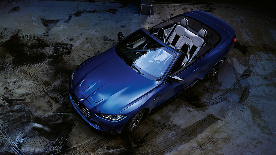 BMW M4 Competition Cabrio, jossa M xDrive G83 2021 BMW Individual Frozen Portimao Blau metalliväri lintuperspektiivi katto auki BMW M4 Competition Cabrio, jossa M xDrive G83 2021 BMW Individual Frozen Portimao Blue metalliväri lintuperspektiivi katto auki