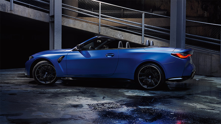 BMW M4 Competition Cabrio jossa M xDrive G83 2021 sivunäkymä katto auki BMW M4 Competition Cabrio, jossa M xDrive G83 2021 Frozen Portimao Blue metalliväri sivunäkymä katto auki