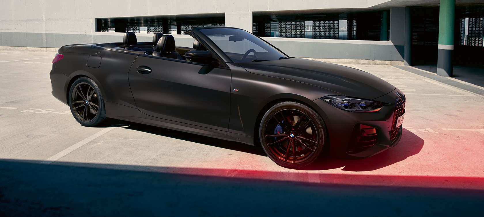Kolmen neljäsosan näkymä sivusta BMW M440i xDrive Cabrio G23 2020 BMW M440i xDrive Cabrio G23 2020 BMW Individual Frozen Deep Grey metalliväri 3/4-näkymä sivulta