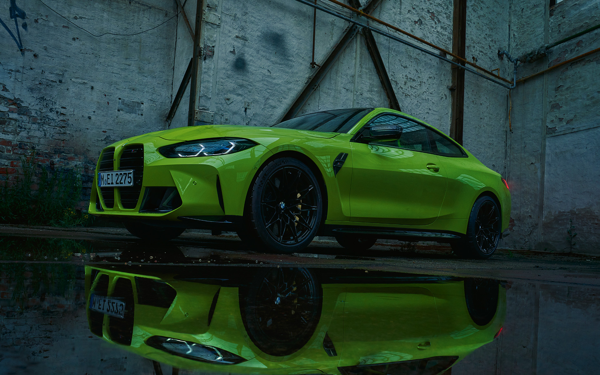 BMW M4 Competition Coupé G82 2020 Sao Paulo keltainen kolmen neljäsosan näkymä edestä