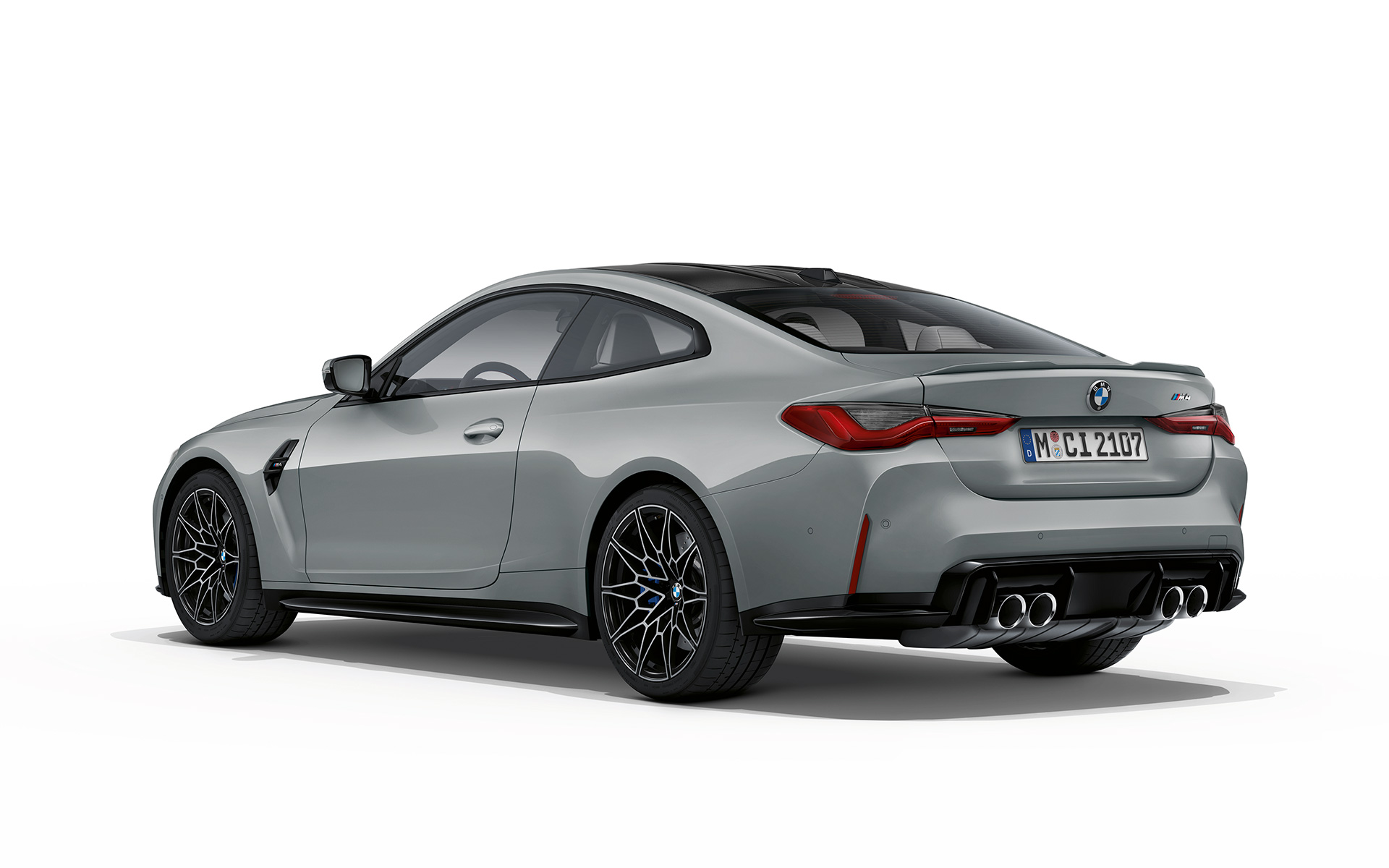 BMW M4 Coupé G82 2020 metalliväri Brooklyn Grey kolmen neljäsosan näkymä perästä