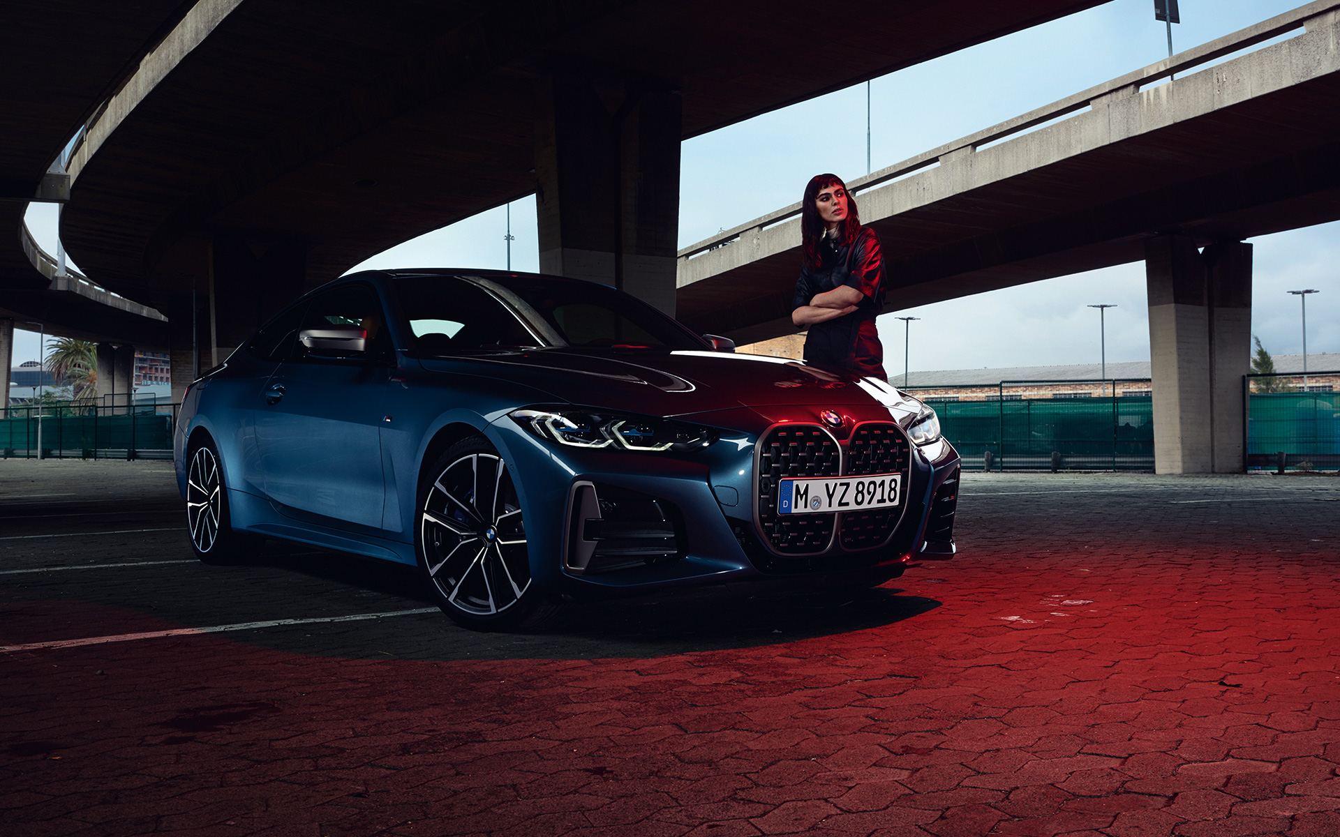 BMW M440i xDrive Coupé G22 2020 G82 2020 metalliväri Arctic Race Blue kolmen neljäsosan näkymä keulasta ja malli
