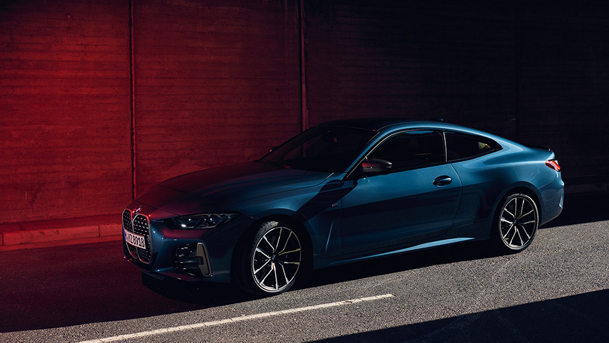 BMW M440i xDrive Coupé G22 2020 metalliväri Arctic Race Blue, kolmen neljäsosan näkymä liikkeellä olevan auton keulasta