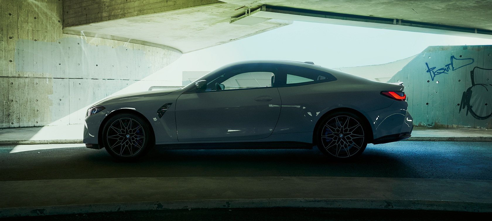 BMW M4 Coupé G82 2020 kolmen neljäsosan näkymä edestä BMW M4 Coupé G82 2020 metalliväri Brooklyn Grey kolmen neljäsosan näkymä edestä