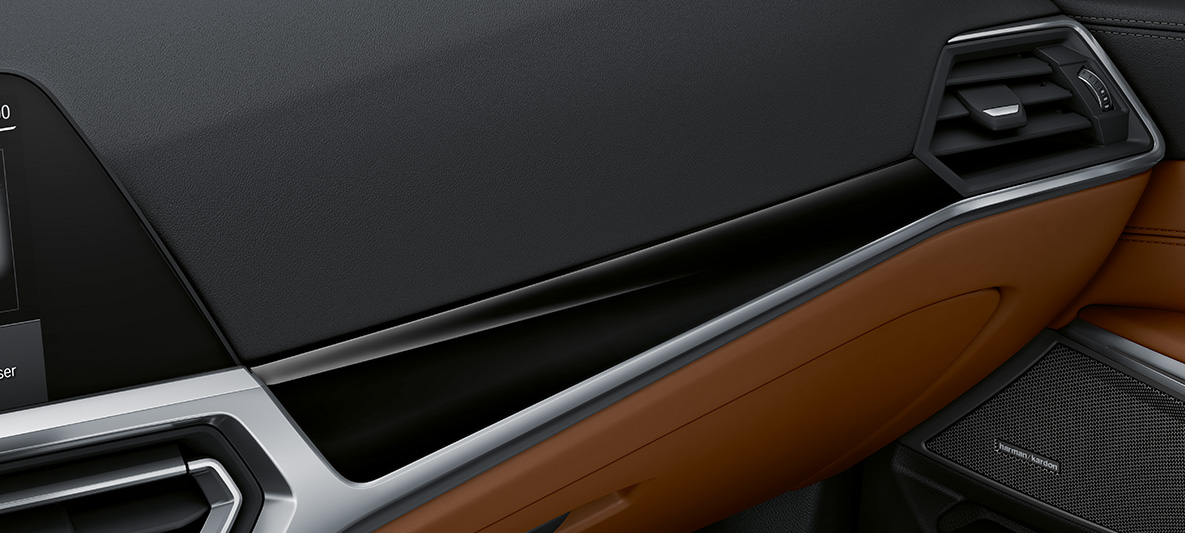 BMW Individual -sisäkoristelistat Piano Finish Black BMW M4 Coupé 2020 G82 sisätila BMW Individual -sisäkoristelistat Piano Finish Black korostuksella Pearl Gloss Chrome BMW M4 Coupé Individual G82 2020 sisätila