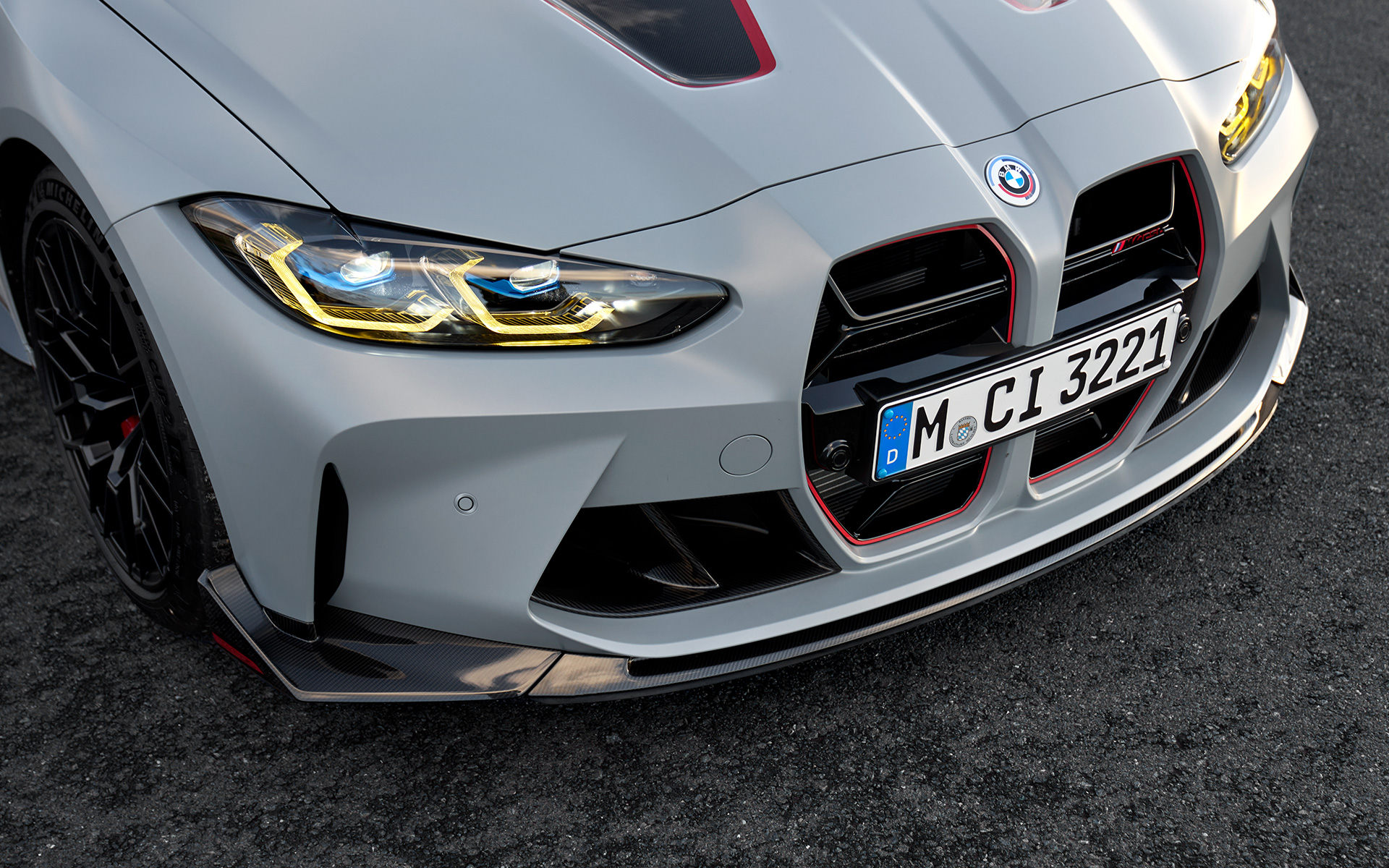 Hiilikuituinen M-etuspoilerilippa, BMW M CSL G82 BMW M4 CSL G82 BMW Individual -erikoismetalliväri Frozen Brooklyn Grey, hiilikuituinen M-etuspoilerilippa, lähikuva keulasta