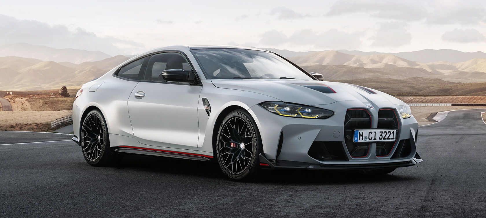 BMW M4 CSL G82, kolmen neljäsosan näkymä keulasta BMW M4 CSL G82 BMW Individual -erikoismetalliväri Frozen Brooklyn Grey, kolmen neljäsosan näkymä keulasta