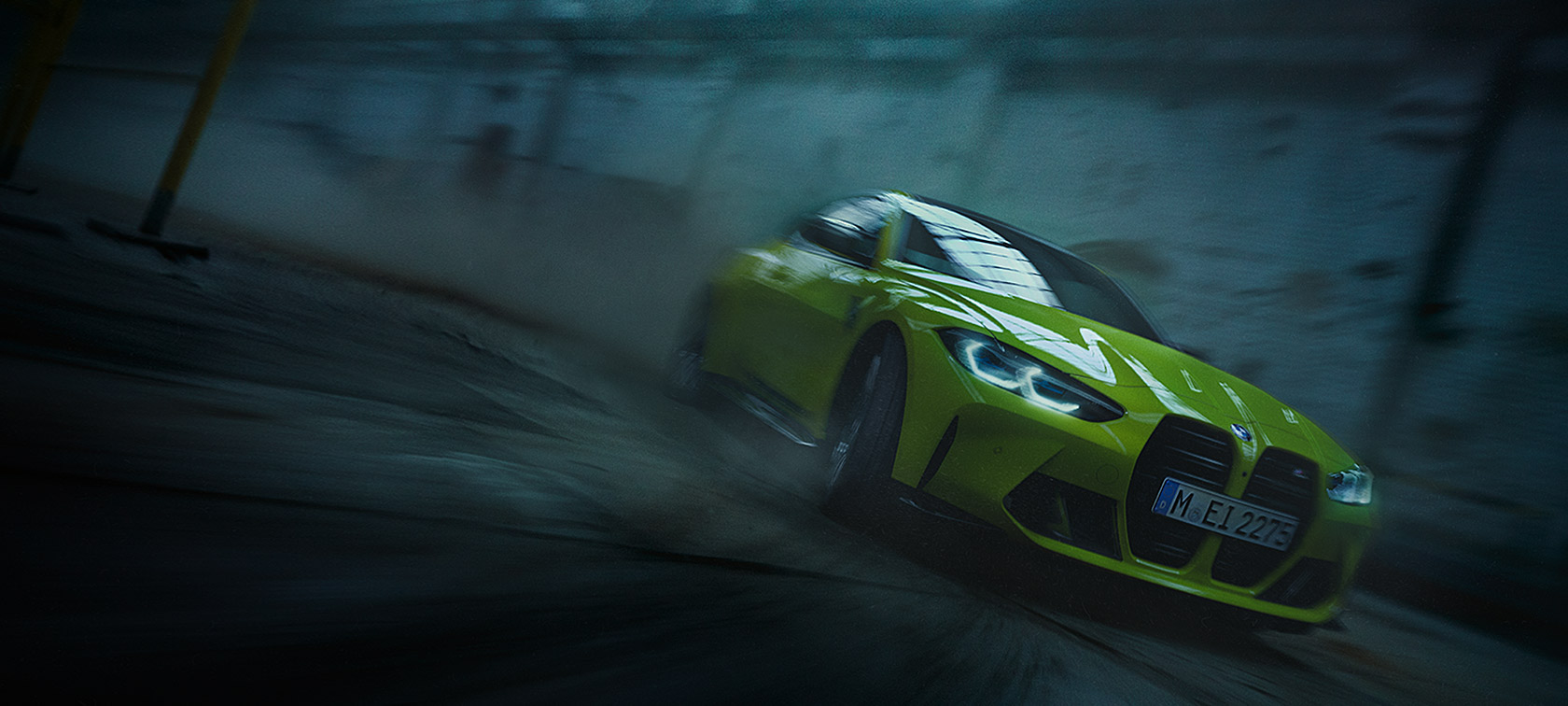 BMW M4 CSL G82 BMW Individual -erikoismetalliväri Frozen Brooklyn Grey, kolmen neljäsosan näkymä liikkeellä olevan auton keulasta