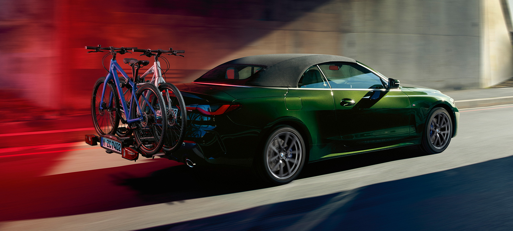 Kolmen neljäsosan näkymä perästä jossa BMW polkupyörätakateline Pro 2.0 BMW 4-sarjan Cabrio G23 2020 BMW 4-sarjan Cabrio G23 2020 metalliväri Sanremo Green kolmen neljäsosan näkymä perästä jossa BMW polkupyörätakateline Pro 2.0