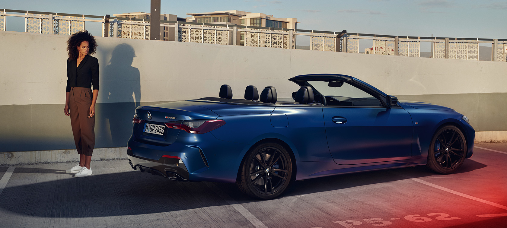 Kolmen neljäsosan näkymä perästä BMW M440i xDrive Cabrio G23 2020 BMW M440i xDrive Cabrio G23 2020 BMW Individual -metalliväri Portimao Blue, 3/4-näkymä perästä ja malli