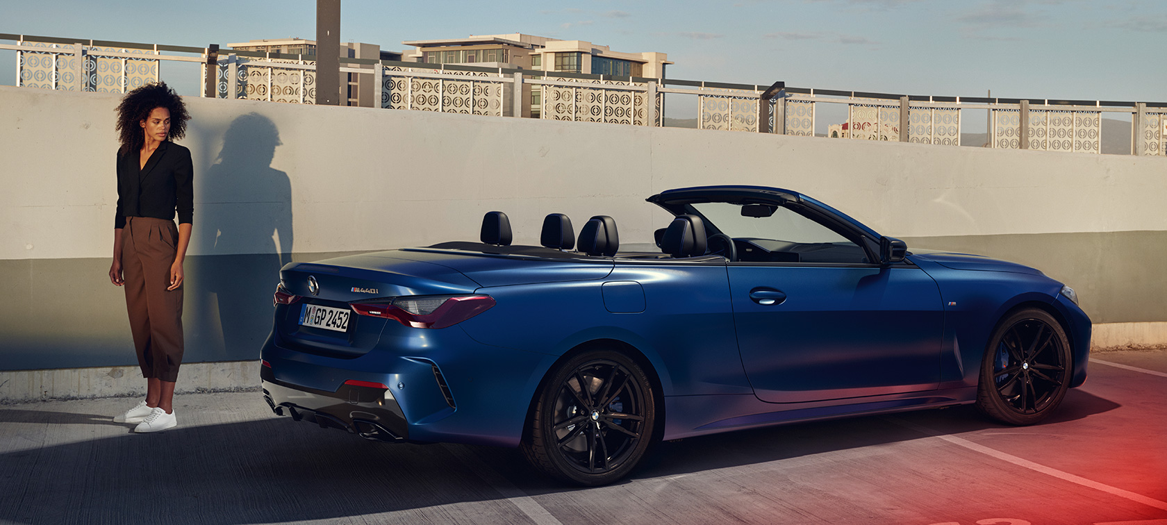 Kolmen neljäsosan näkymä perästä BMW M440i xDrive Cabrio G23 2020 BMW M440i xDrive Cabrio G23 2020 BMW Individual -metalliväri Portimao Blue, 3/4-näkymä perästä ja malli