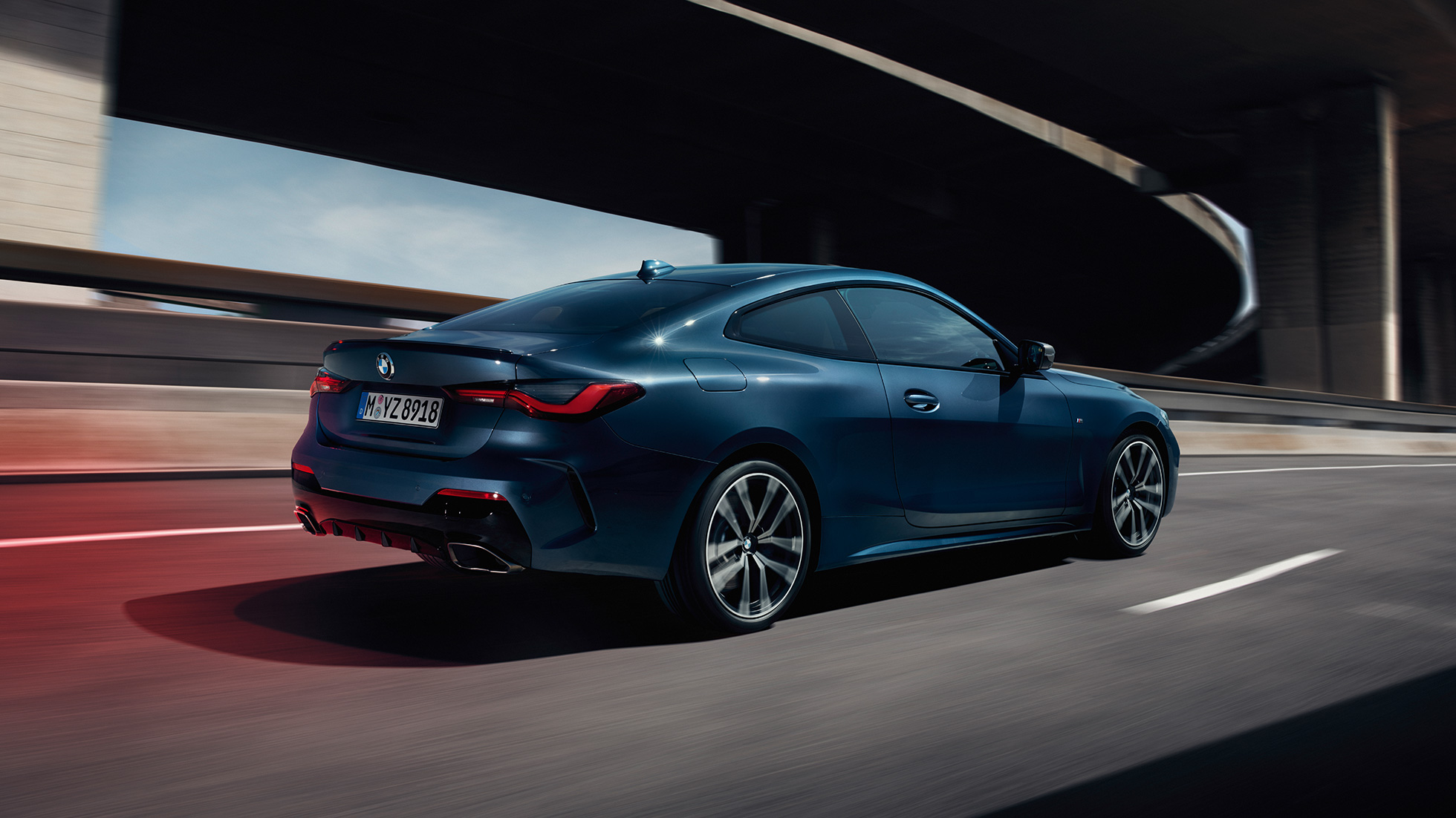 Kolmen neljäsosan näkymä perästä, BMW M440i xDrive Coupé G22 2020 BMW M440i xDrive Coupé metalliväri Arctic Race Blue G22 2020, kolmen neljäsosan sivunäkymä