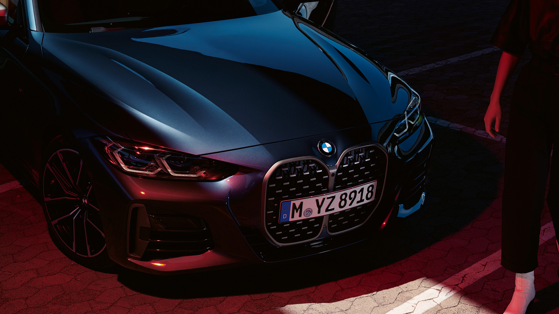 Kaksiosainen BMW-jäähdyttimensäleikkö, BMW M440i xDrive Coupé G22 2020 BMW M440i xDrive Coupé metalliväri Arctic Race Blue G22 2020, kolmen neljäsosan näkymä keulasta, kaksiosainen BMW-jäähdyttimensäleikkö