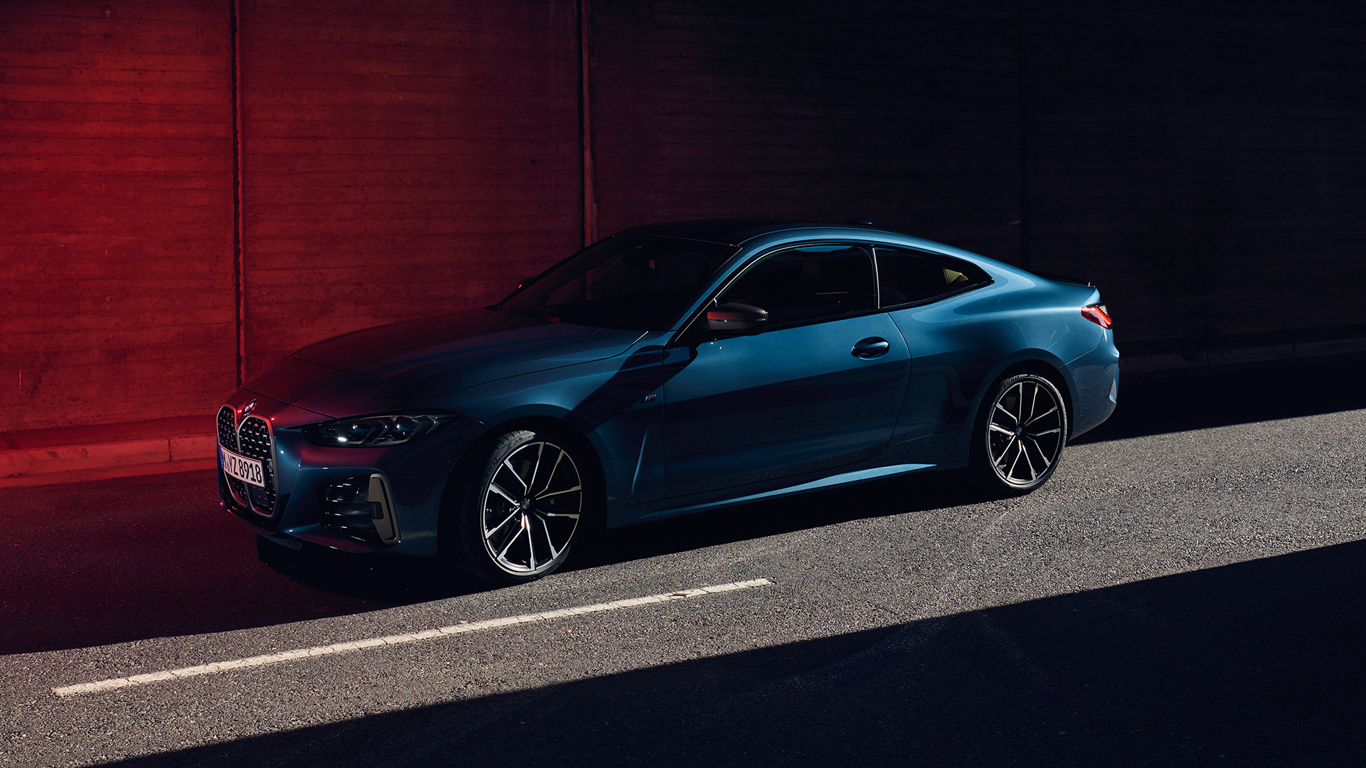 Sivunäkymä kattolinjasta, BMW M440i xDrive Coupé G22 2020 BMW M440i xDrive Coupé metalliväri Arctic Race Blue G22 2020, sivunäkymä kattolinjasta