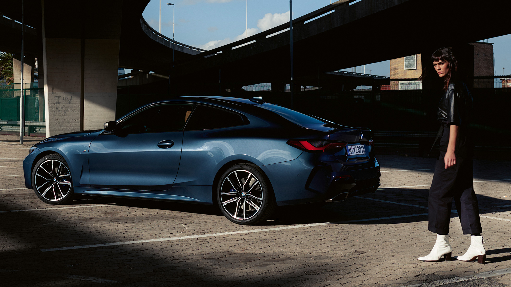 Kuvassa kolmen neljäsosan näkymä ja malli, BMW M440i xDrive Coupé G22 2020 BMW M440i xDrive Coupé metalliväri Arctic Race Blue G22 2020, kuvassa kolmen neljäsosan näkymä ja malli