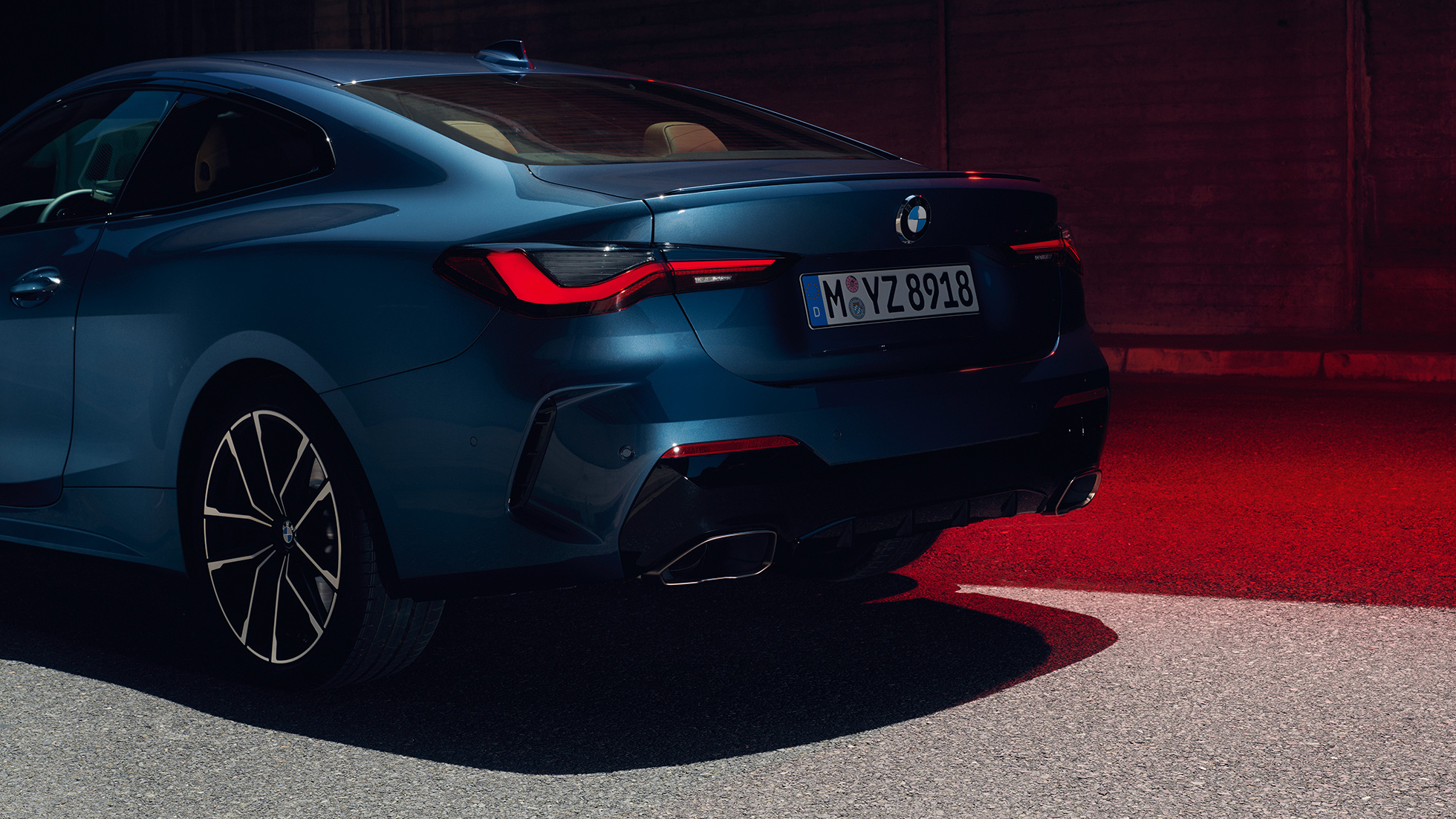 Kolmen neljäsosan näkymä perästä, takavalot, BMW M440i xDrive Coupé G22 2020 BMW M440i xDrive Coupé metalliväri Arctic Race Blue G22 2020, kolmen neljäsosan näkymä perästä, takavalot