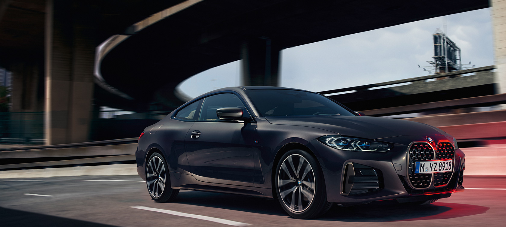 BMW M440i xDrive Coupé G22 2020 metalliväri Dravite Grey, kolmen neljäsosan näkymä keulasta 