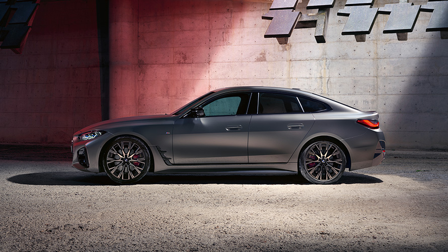 BMW M440i xDrive Gran Coupé G26 2021 sivunäkymä BMW M440i xDrive Gran Coupé G26 2021 Frozen Pure Grey -metalliväri sivunäkymä seinän edessä