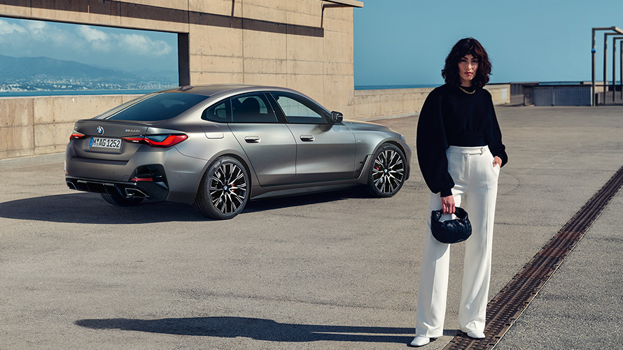 BMW M440i xDrive Gran Coupé G26 2021 3/4-näkymä perästä mallin kanssa BMW M440i xDrive Gran Coupé G26 2021 Frozen Pure Grey -metalliväri 3/4-näkymä perästä mallin kanssa
