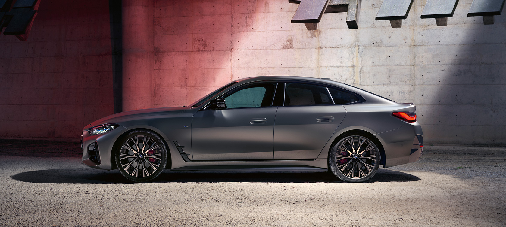 BMW M440i xDrive Gran Coupé G26 2021 sivunäkymä BMW M440i xDrive Gran Coupé G26 2021 BMW Individual -metalliväri Frozen Pure Grey sivunäkymä seisovasta autosta