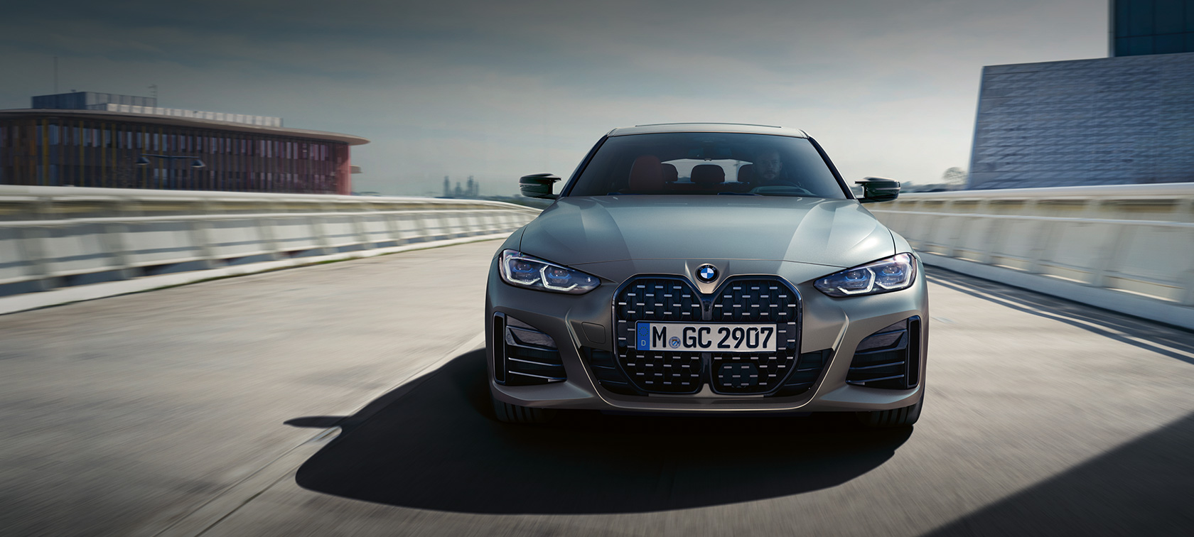 BMW M440i xDrive Gran Coupé G26 2021 BMW Individual -metalliväri Frozen Pure Grey näkymä keulasta