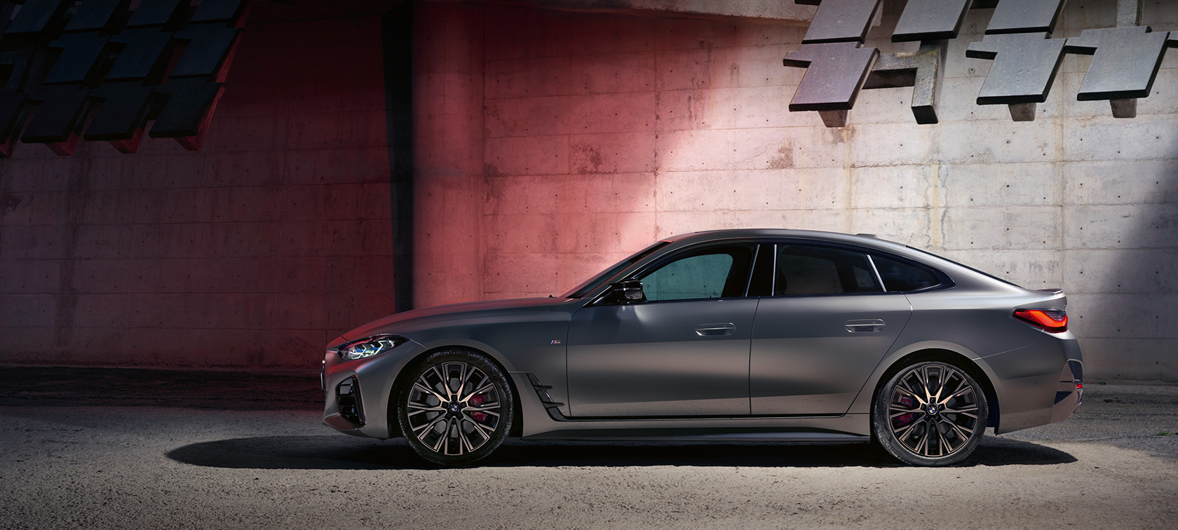 BMW M440i xDrive Gran Coupé G26 2021 sivunäkymä seinän edessä BMW M440i xDrive Gran Coupé G26 2021 BMW Individual -metalliväri Frozen Pure Grey sivunäkymä seinän edessä