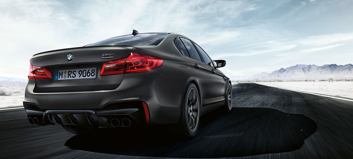 Pakoputkenpäät. BMW M5 Edition 35 Jahre, kuva ajavasta autosta, kolme neljäsosan näkymä takaosasta.