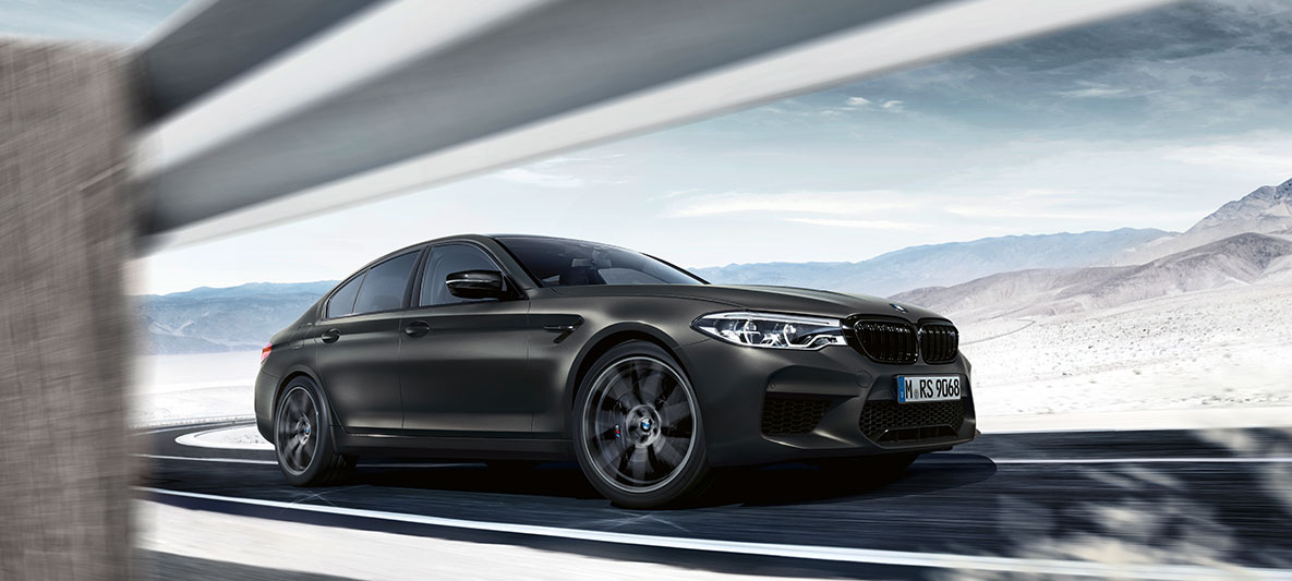 Ilmanottoaukot. BMW M5 Edition 35 Jahre, sivunäkymä ajavasta autosta.