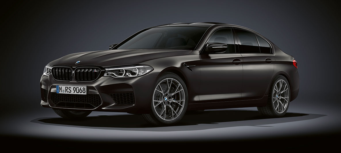M ilmasäleiköt. BMW M5 Edition 35 Jahre, kolme neljäsosan sivunäkymä.