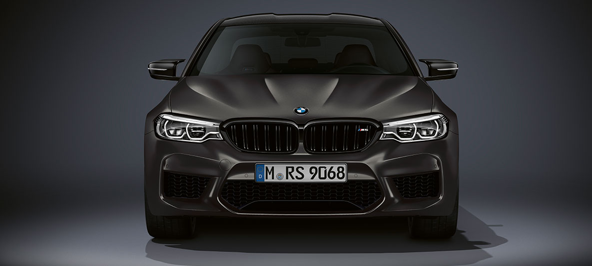 M jäähdyttimensäleikkö. BMW M5 Edition 35 Jahre kuvattuna edestä.