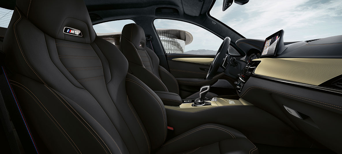 Sisätila. BMW M5 Edition 35 Jahre, lähikuva M vaihdevivusta.