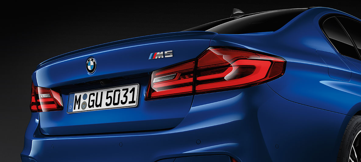 M5 merkki. BMW M5, näkymä takaosasta, lähikuva M5 merkistä.