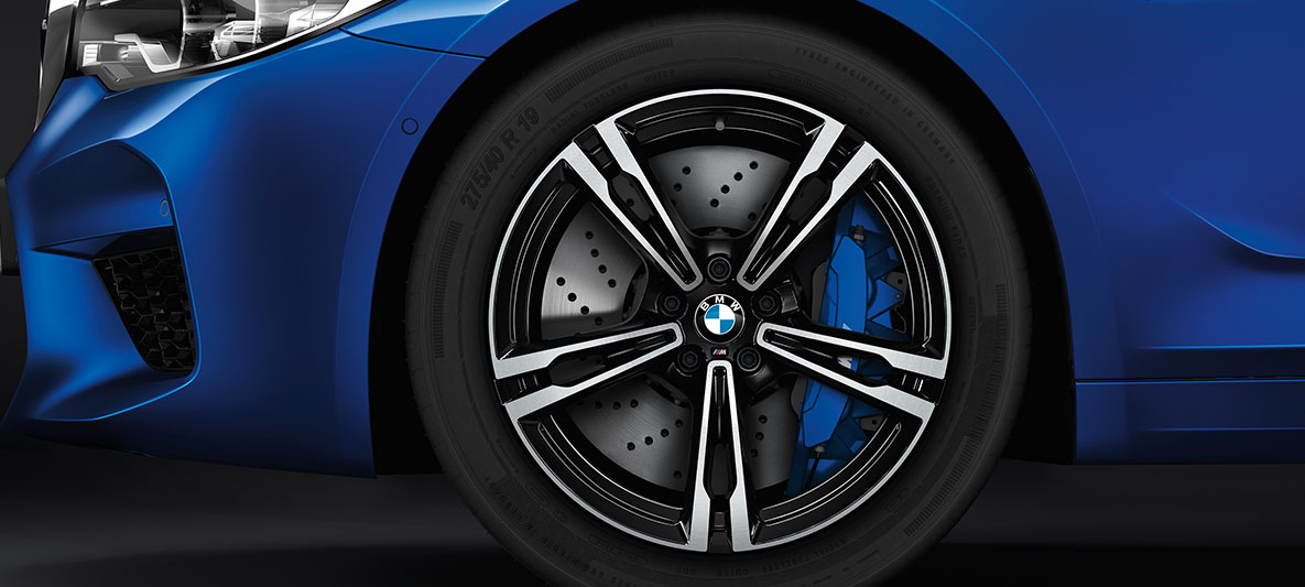 M5 kevytmetallivanteet ja M hiilikuitu-keramiikkajarrut. BMW M5, lähikuva kevytmetallivanteista ja M hiilikuitu-keramiikkajarruista.