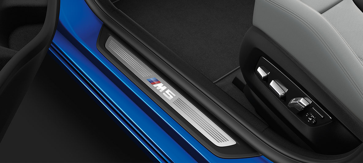 M5 kynnyslista. BMW M5, lähikuva kynnyslistasta.