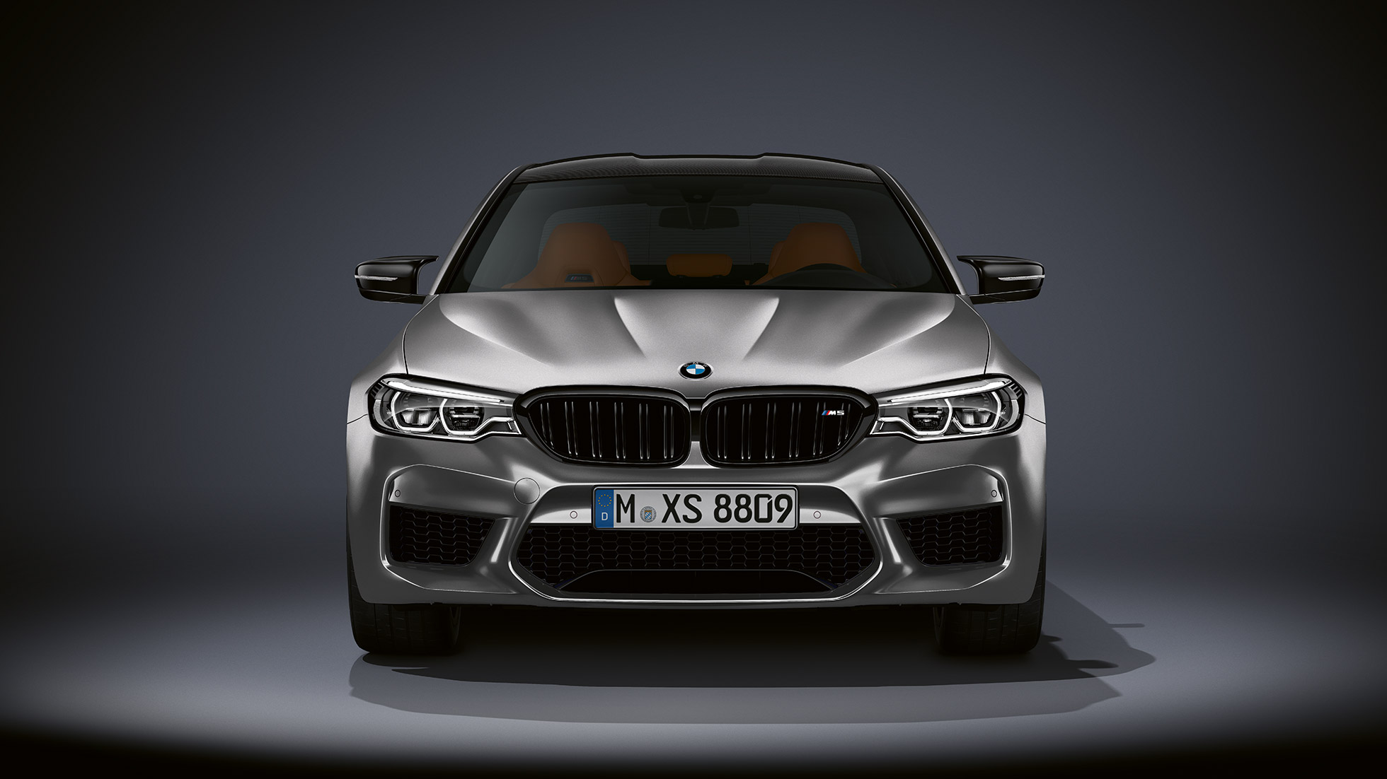 M Design. BMW M5 Competition kuvattuna edestä.