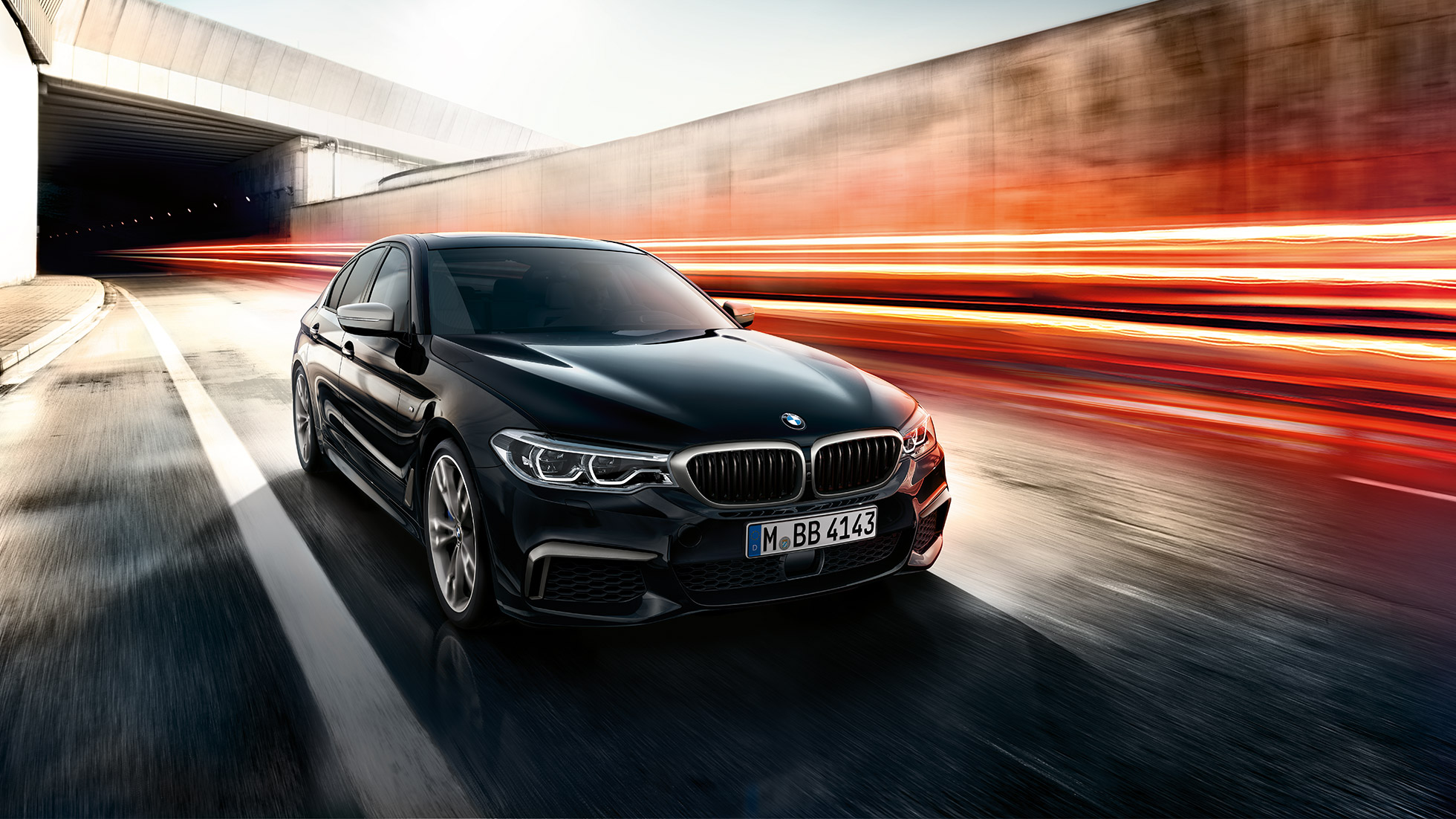 BMW M550i ja BMW M550d. BMW M550i ja BMW M550d, kolme neljäsosan näkymä etuosasta ajon aikana.