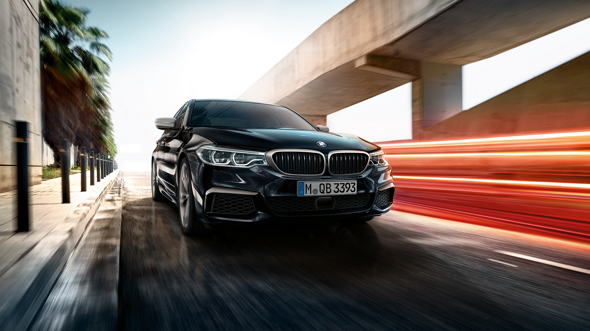 Ulkopuolen muotoilu. BMW M550i ja BMW M550d, kolme neljäsosan näkymä etuosasta.