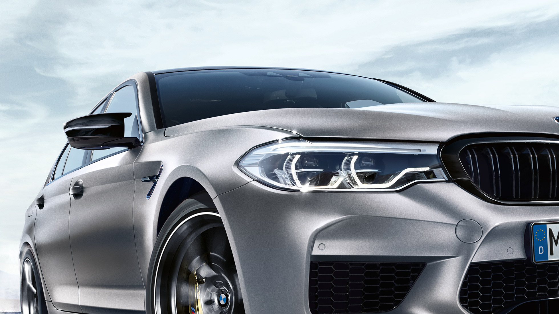 LED-ajovalot. BMW M5 Competition, kolme neljäsosan näkymä etuosasta, jossa LED-ajovalot.
