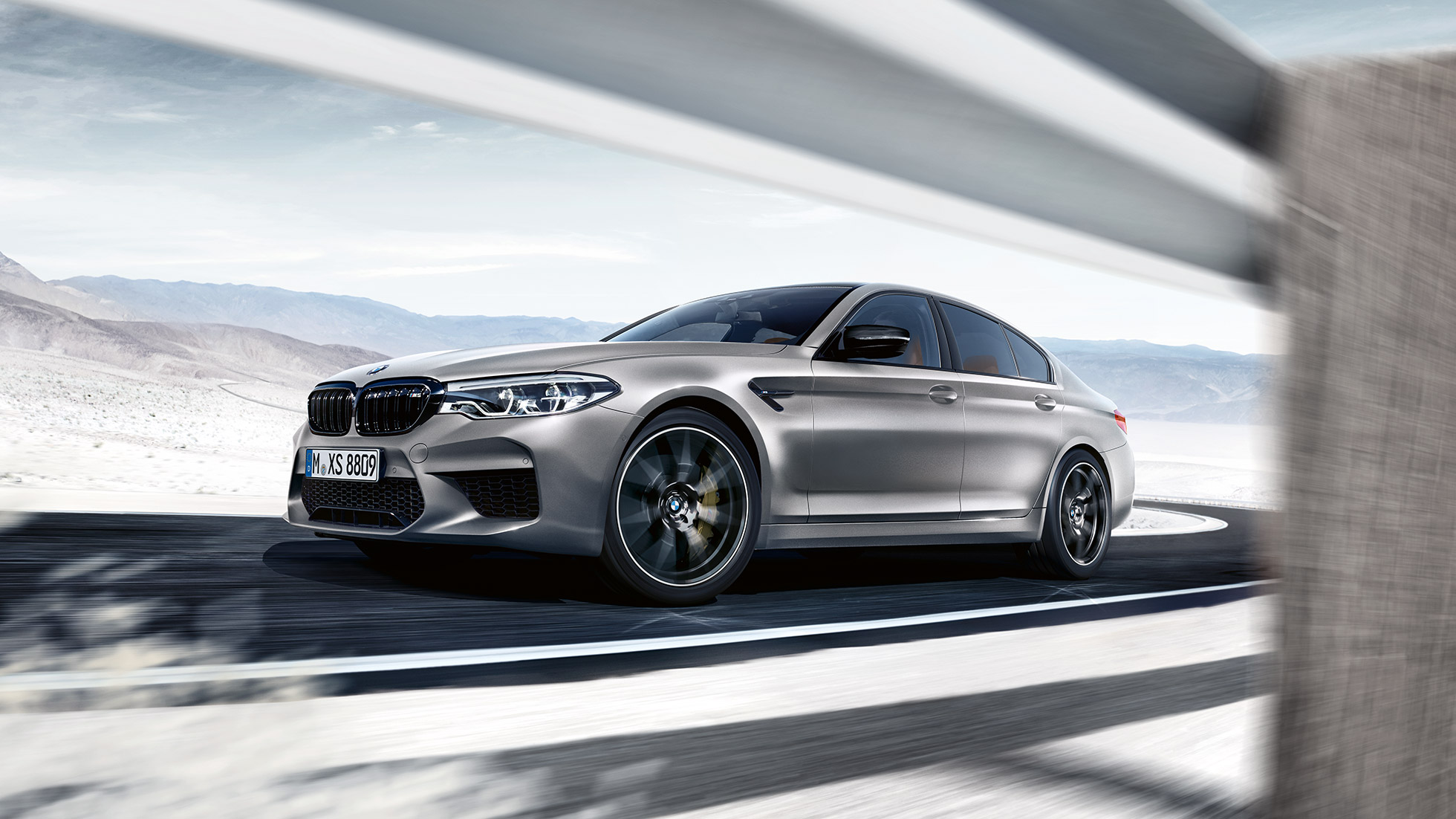 Kevytmetallivanteet. BMW M5 Competitionin muotoilu, näkymä sivulta.