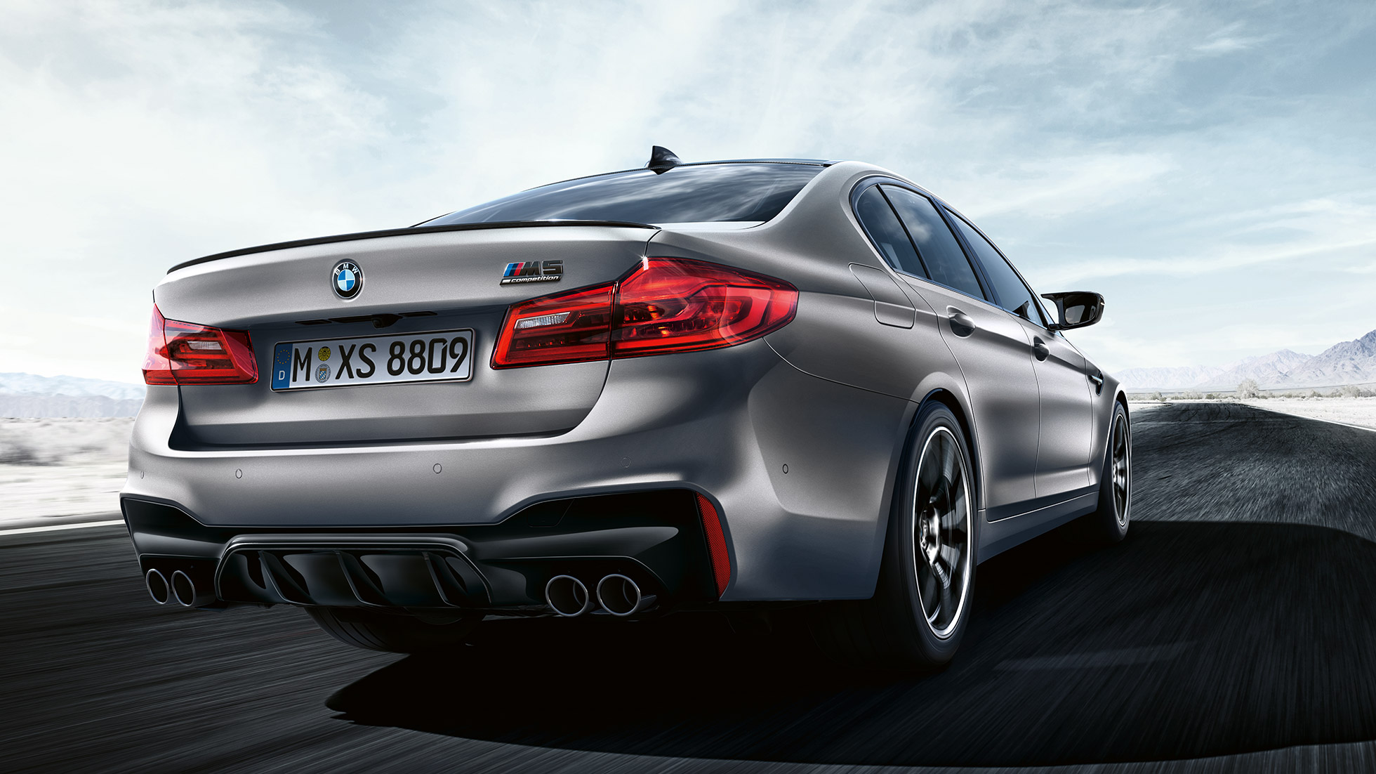 LED-takavalot. BMW M5 Competitionin muotoilu, kolme neljäsosan näkymä takaosasta.