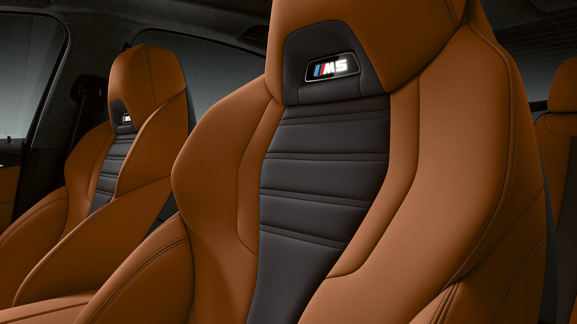 BMW jäähdyttimensäleikkö. BMW M5 Competitionin jäähdyttimensäleikön muotoilu, näkymä etuosasta.