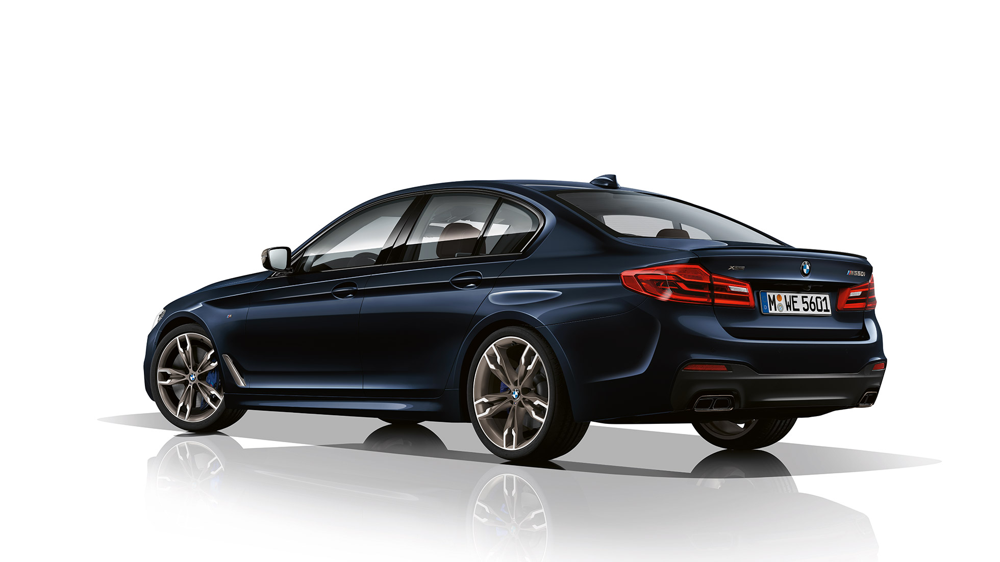 M Sport -jarrut. BMW M550i ja BMW M550d, muotoilu, kolme neljäsosan näkymä takaosasta.