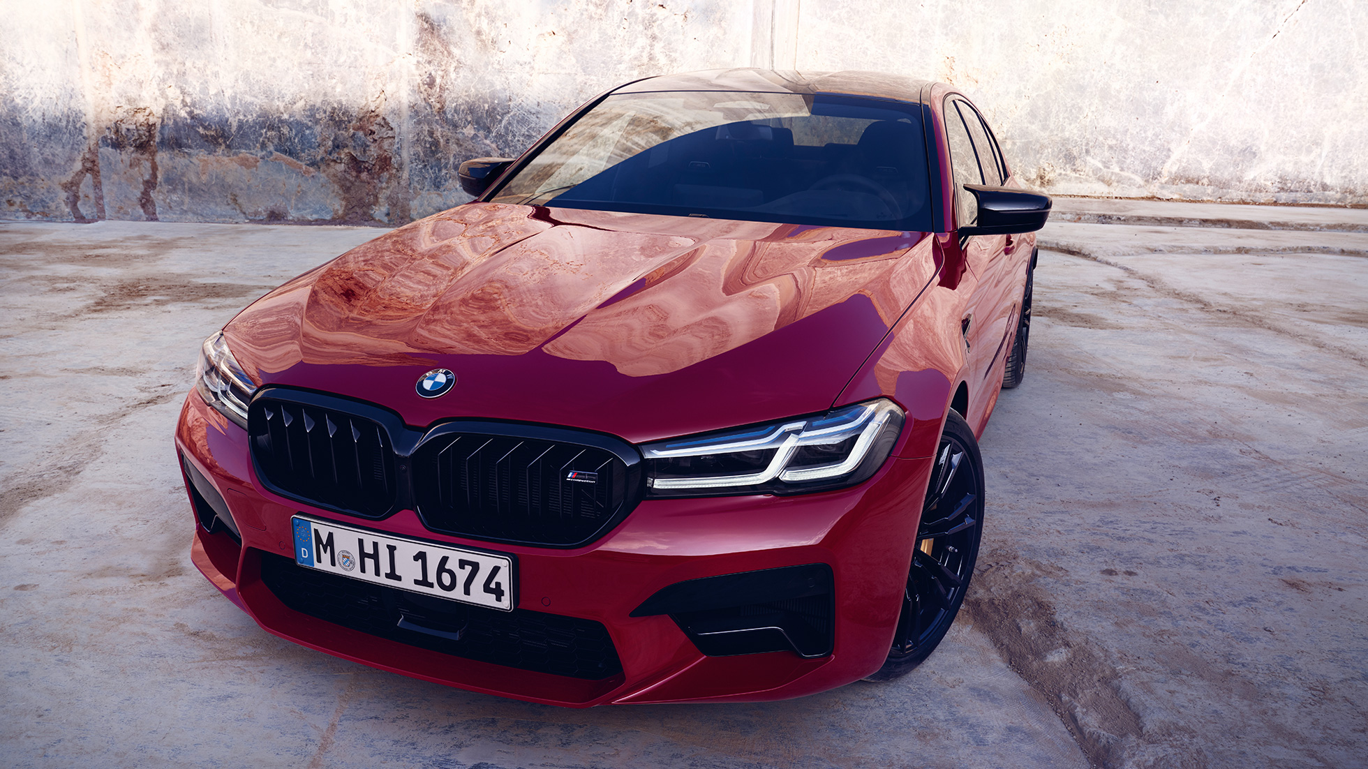 M-muotoilu BMW M5 Competition F90 LCI Facelift 2020 kolmen neljäsosan näkymä keulasta M-muotoilu BMW M5 Competition F90 LCI Facelift 2020 BMW Individual Imola Red kolmen neljäsosan näkymä keulasta