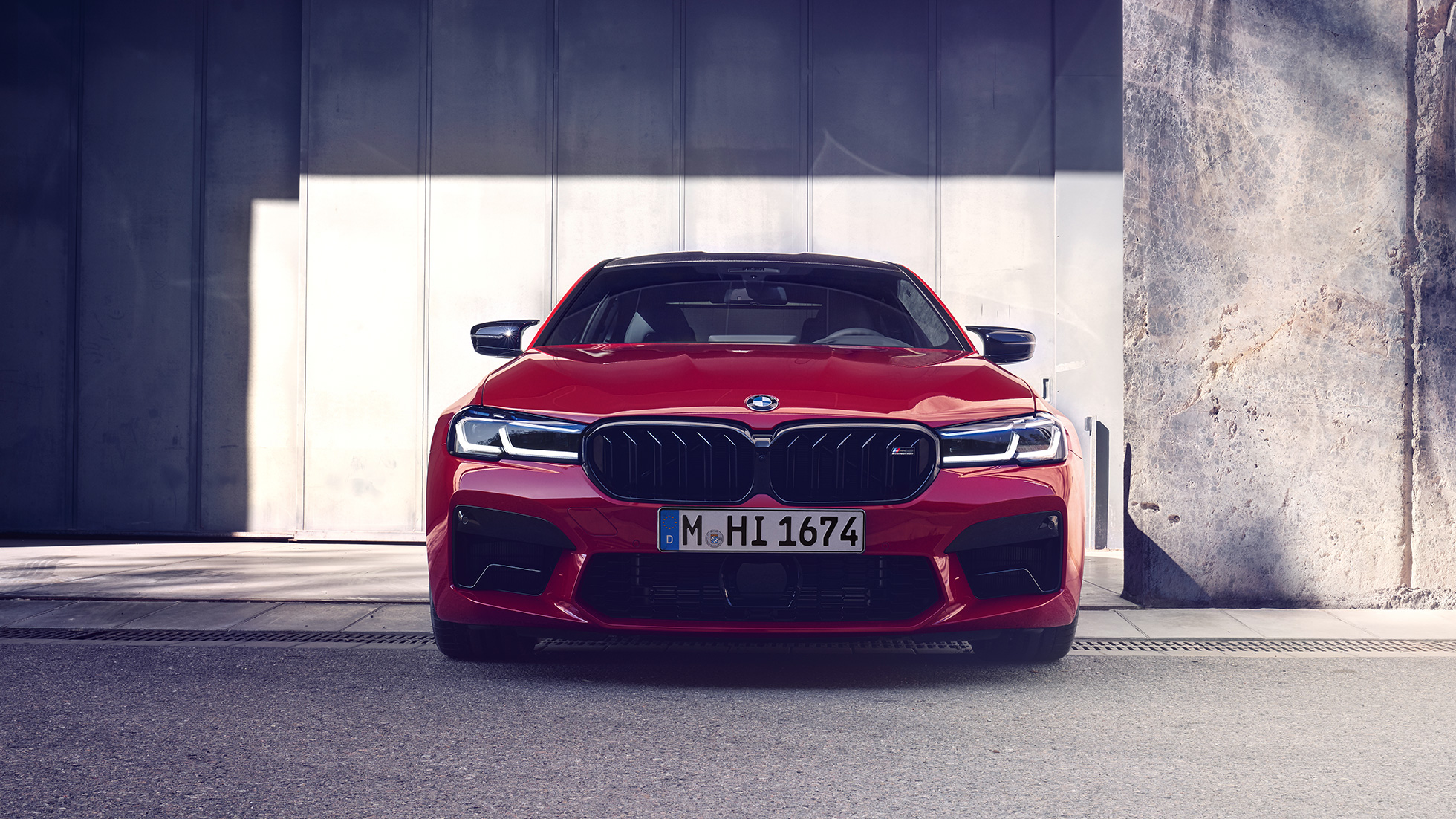 Keula jossa uusi jäähdyttimensäleikkö BMW M5 Competition F90 LCI Facelift 2020 Keula jossa uusi jäähdyttimensäleikkö BMW M5 Competition F90 LCI Facelift 2020 BMW Individual Imola Red näkymä keulasta