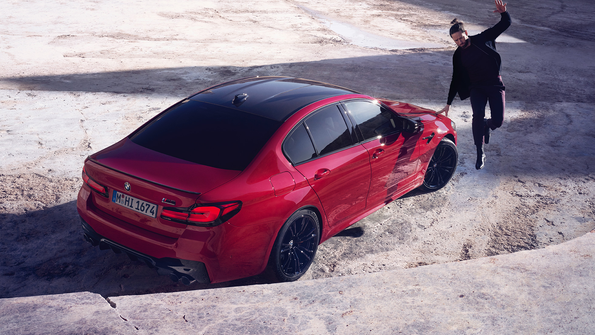 BMW M5 Competition F90 LCI Facelift 2020 kolmen neljäsosan näkymä perästä lintuperspektiivistä BMW M5 Competition F90 LCI Facelift 2020 BMW Individual Imola Red kolmen neljäsosan näkymä lintuperspektiivistä