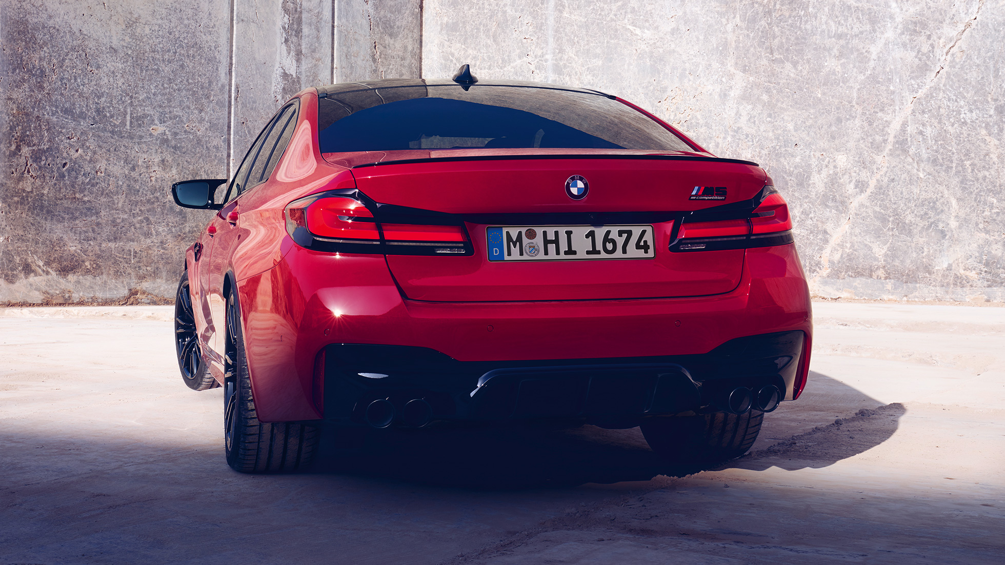 Takavalot BMW M5 Competition F90 LCI Facelift 2020 Takavalot BMW M5 Competition F90 LCI Facelift 2020 BMW Individual Imola Red näkymä perästä
