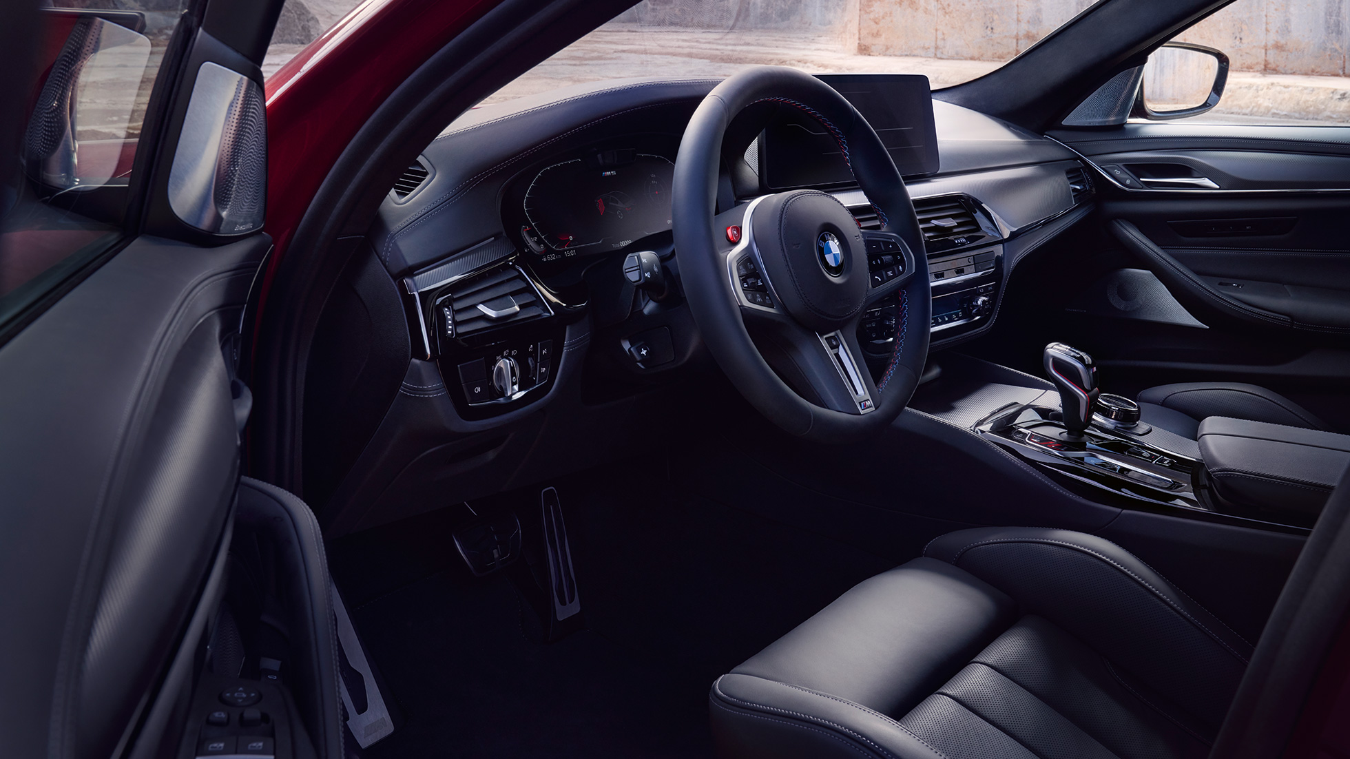 BMW M5 Competition F90 LCI Facelift 2020 ohjaamo BMW M5 Competition F90 LCI Facelift 2020 ohjaamo ovi avattuna
