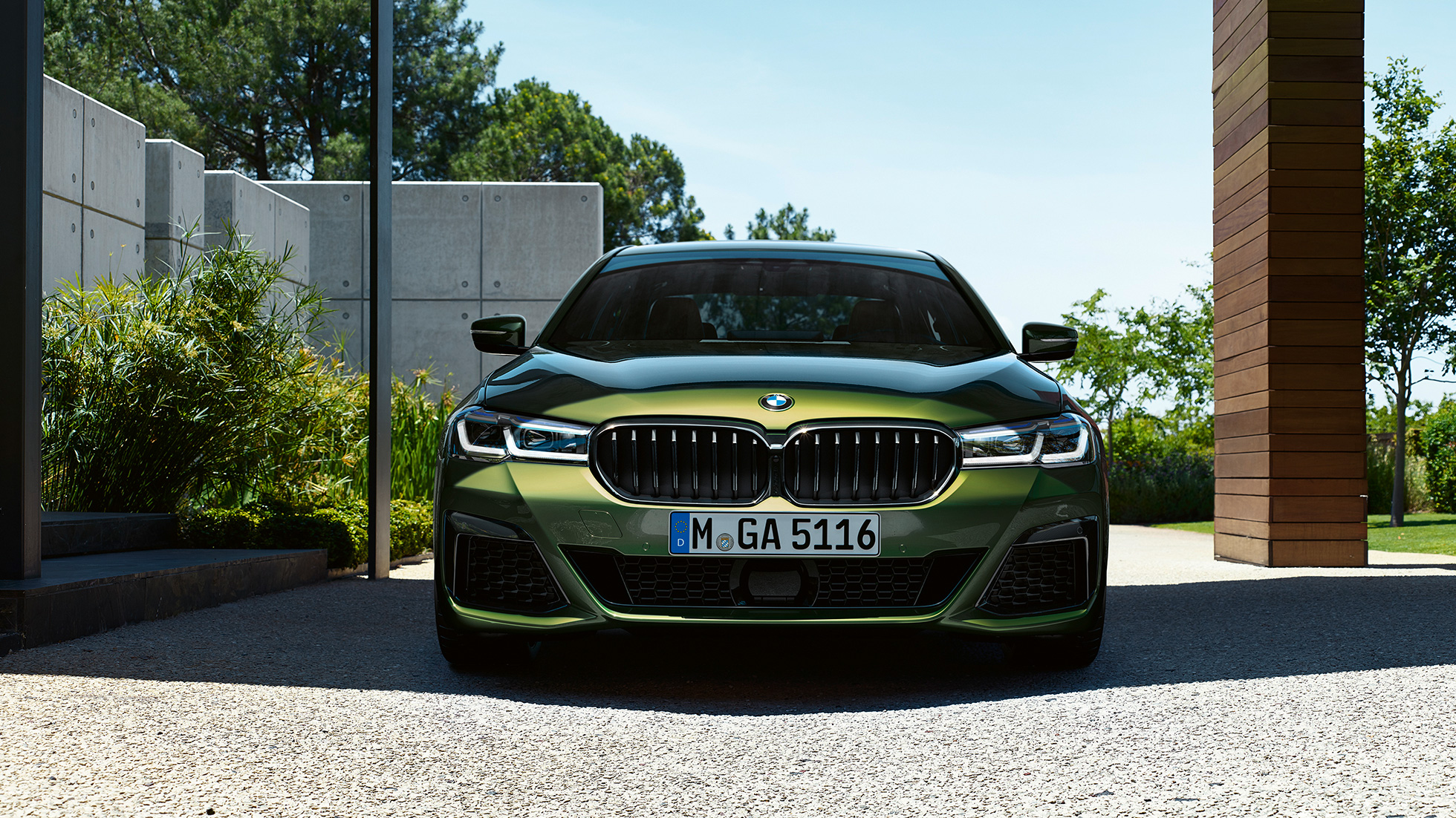 Keula jossa uusi jäähdyttimensäleikkö BMW M550i xDrive Sedan G30 LCI Facelift 2020 Keula jossa uusi jäähdyttimensäleikkö BMW M550i xDrive Sedan LCI Facelift 2020 BMW Individual metalliväri Verde Ermes näkymä keulasta