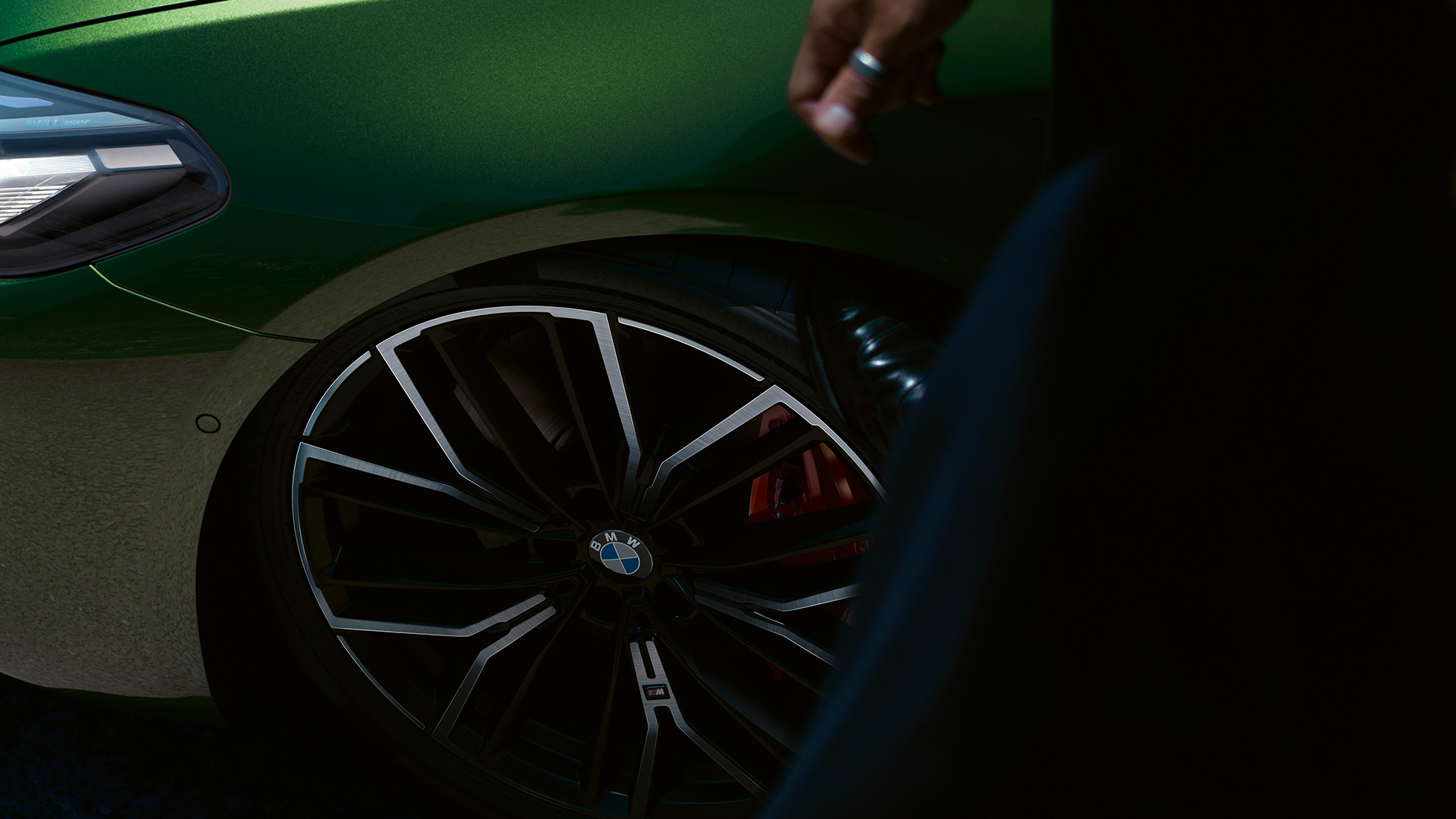 20” M-kevytmetallivanne, jossa M Sport -jarru punaisena BMW M550i xDrive Sedan G30 LCI Facelift 2020 20” M-kevytmetallivanne, jossa M Sport -jarru punaisena BMW M550i xDrive Sedan G30 LCI Facelift 2020